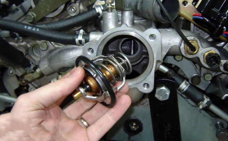 Lỗi van hằng nhiệt có thể khiến  xe báo lỗi đèn vàng