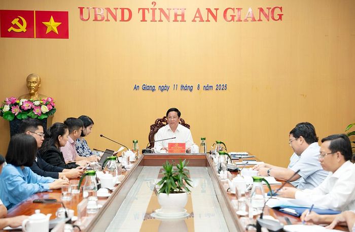 Ủy viên dự khuyết Ban Chấp hành Trung ương Đảng, Phó Bí thư Tỉnh ủy, Chủ tịch UBND tỉnh An Giang Hồ Văn Mừng phát biểu chỉ đạo tại cuộc họp.