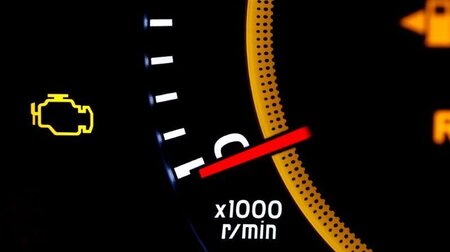 Đèn Check Engine ô tô sáng vì sao? Cách khắc phục hiệu quả
